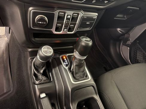 Used 2018 Jeep Wrangler Unlimited Sport S AWD/4WD image 18