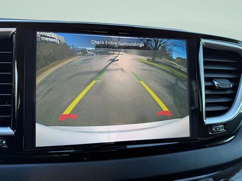 Used 2024 Chrysler Pacifica Touring-L FWD image 9