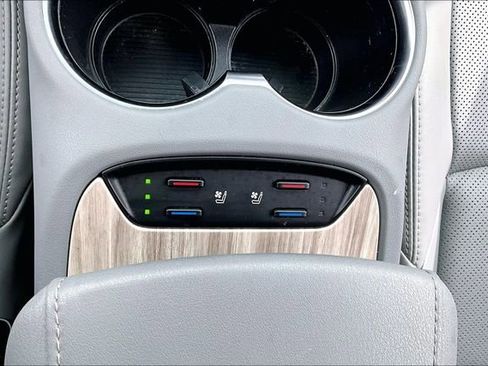 Used 2024 Toyota Venza Limited image 23