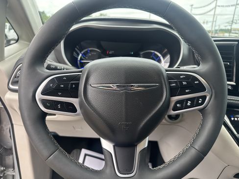 Used 2024 Chrysler Pacifica Limited FWD image 18