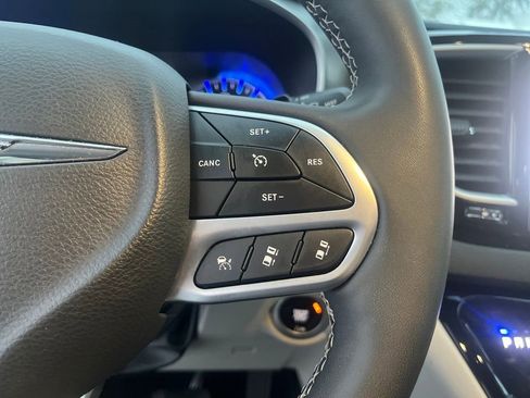 Used 2024 Chrysler Pacifica Touring-L image 18