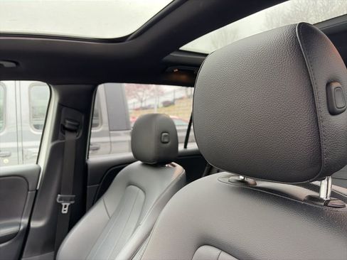 Used 2023 Mercedes-Benz GLB 250 4MATIC w/ Premium Package image 22