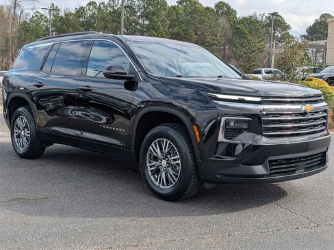 Used 2024 Chevrolet Traverse LT image 4