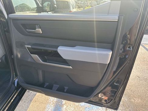 Used 2025 Toyota Tundra Limited AWD/4WD image 17