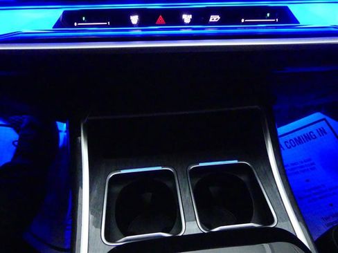 Used 2024 BMW i7 xDrive60 w/ Premium Package image 19