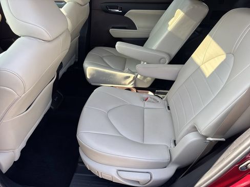 Used 2022 Toyota Highlander XLE FWD image 20