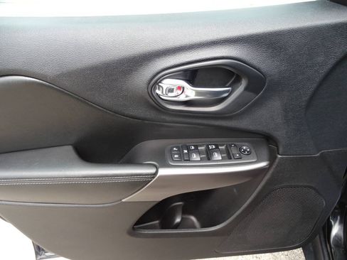 Used 2019 Jeep Cherokee 4WD Latitude w/ Cold Weather Group image 12