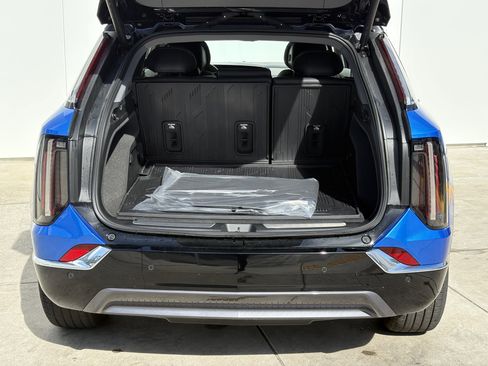 New 2025 Cadillac Optiq Luxury 1 image 9