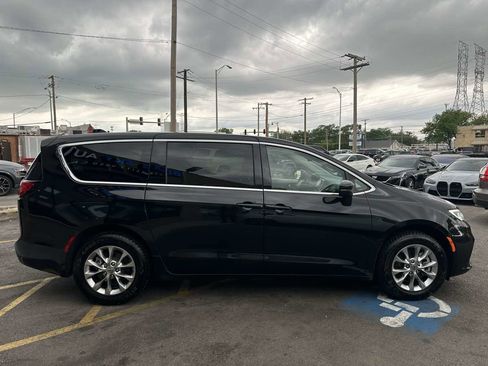 Used 2023 Chrysler Pacifica Touring-L w/ Uconnect Theater Family Group AWD/4WD image 4