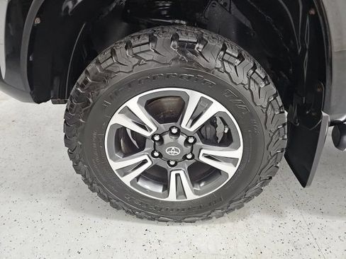 Used 2016 Toyota Tacoma TRD Sport w/ Towing Package AWD/4WD image 9