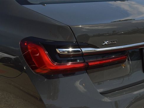 Used 2021 BMW 750i xDrive w/ M Sport Package image 15