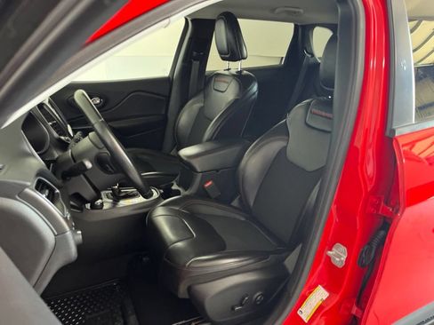 Used 2019 Jeep Cherokee Trailhawk AWD/4WD image 18