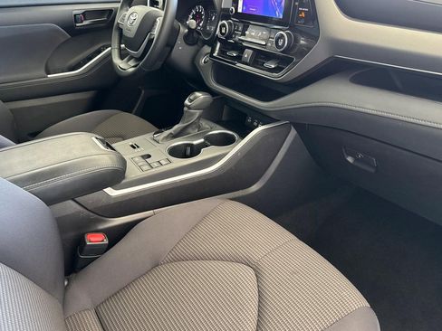 Used 2025 Toyota Highlander LE FWD image 31