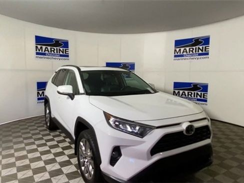 Used 2019 Toyota RAV4 XLE Premium image 4