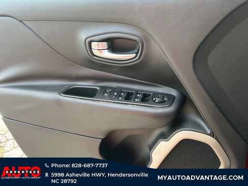 Used 2016 Jeep Renegade Limited image 22