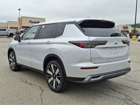 New 2025 Mitsubishi Outlander SE image 3