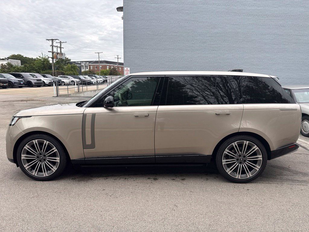 Used 2024 Land Rover Range Rover Long Wheelbase SE AWD/4WD image 2