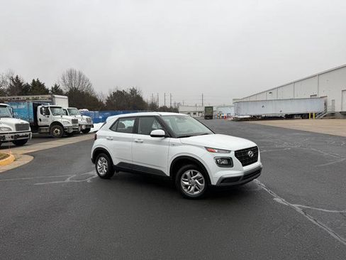 Used 2021 Hyundai Venue SE image 2