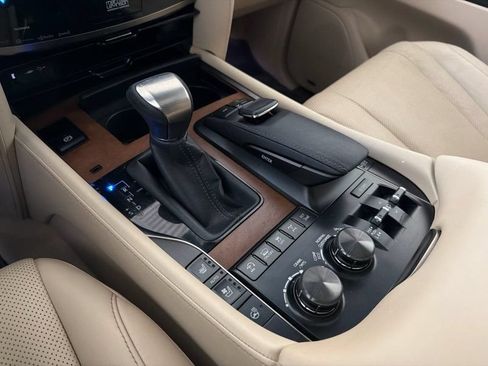 Used 2016 Lexus LX 570 4WD w/ Luxury Package image 28