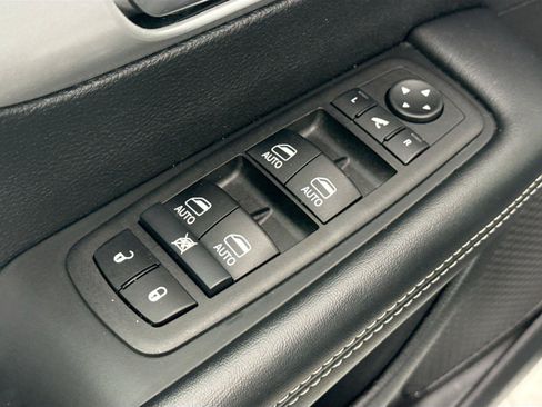 Used 2025 Chrysler Pacifica Limited FWD image 31