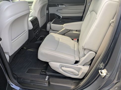 Certified 2024 Jeep Wagoneer Series III w/ Premium Group I image 31