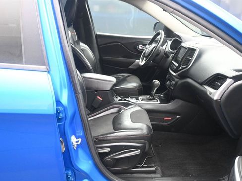 Used 2018 Jeep Cherokee Trailhawk w/ Cold Weather Group AWD/4WD image 9