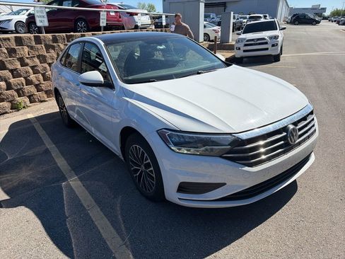 Used 2019 Volkswagen Jetta SE FWD image 2