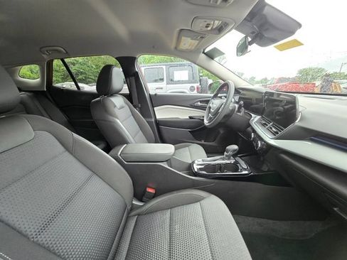 Used 2025 Chevrolet Trax LT FWD image 14