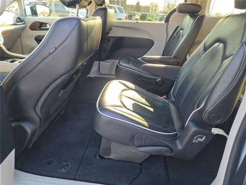 Certified 2023 Chrysler Pacifica Limited FWD image 22