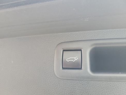 Used 2022 Toyota Highlander XLE FWD image 11