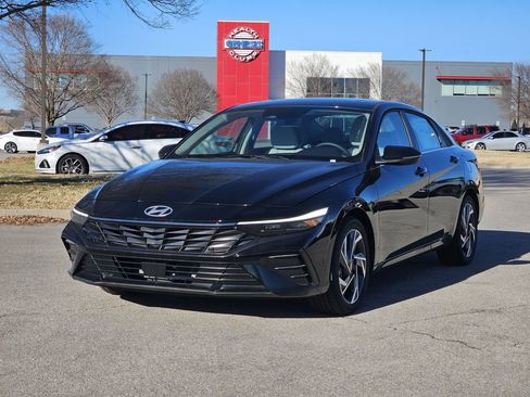 New 2025 Hyundai Elantra Limited FWD image 3