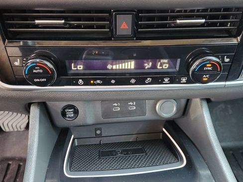 Used 2024 Nissan Rogue SL FWD image 18