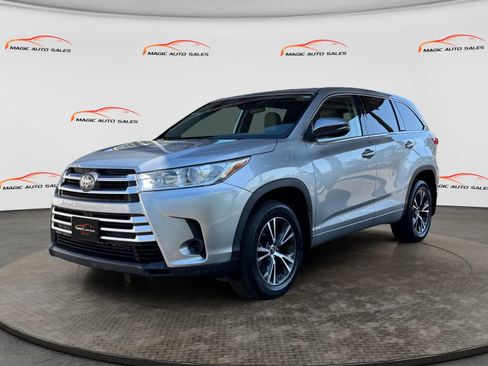 Used 2018 Toyota Highlander LE AWD/4WD image 1