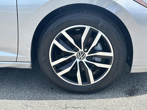 Used 2025 Volkswagen Jetta SE FWD image 12