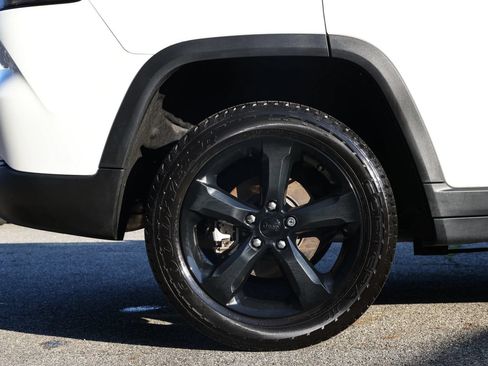 Used 2023 Jeep Grand Cherokee Altitude AWD/4WD image 9