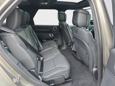 New 2025 Land Rover Discovery Dynamic SE image 11