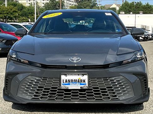 Used 2025 Toyota Camry SE FWD image 3