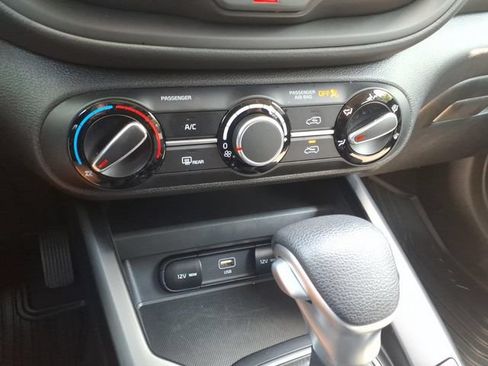 Used 2025 Kia Soul LX w/ LX Technology Package FWD image 15