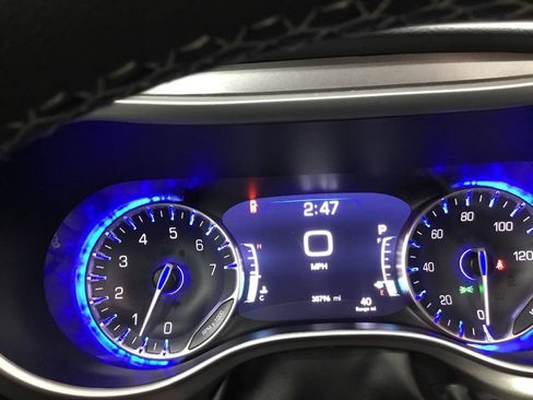 Used 2023 Chrysler Pacifica Touring-L FWD image 37