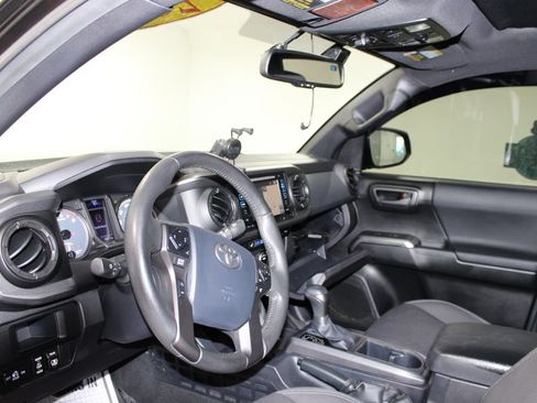 Used 2017 Toyota Tacoma TRD Off-Road w/ Premium & Technology Package AWD/4WD image 16