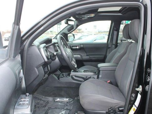 Used 2017 Toyota Tacoma TRD Sport image 9