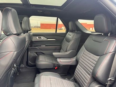 Used 2025 Ford Explorer ST-Line w/ ST-Line Street Pack AWD/4WD image 34