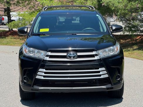 Used 2019 Toyota Highlander LE AWD/4WD image 2