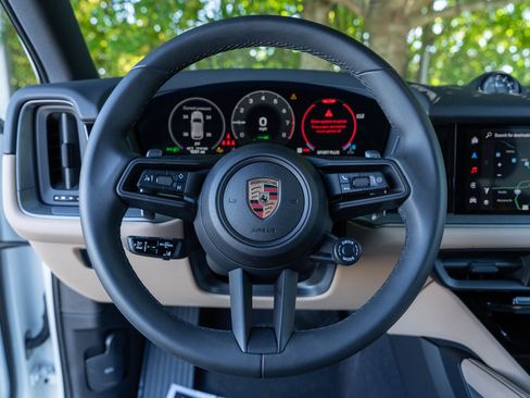 Certified 2025 Porsche Cayenne E-Hybrid w/ Premium Package Plus image 24