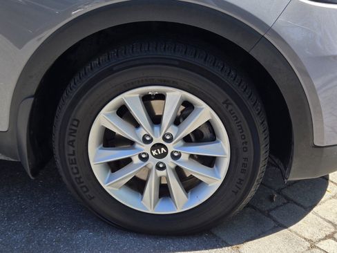 Used 2020 Kia Sorento LX image 9