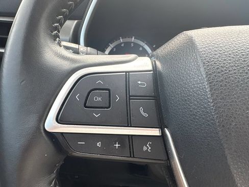Used 2024 Toyota Highlander XLE FWD image 9