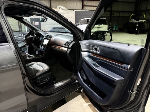 Used 2018 Ford Explorer Limited AWD/4WD image 25