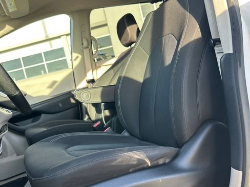 Used 2021 Chrysler Voyager LX FWD image 17