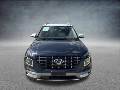 Used 2024 Hyundai Venue Limited FWD image 2