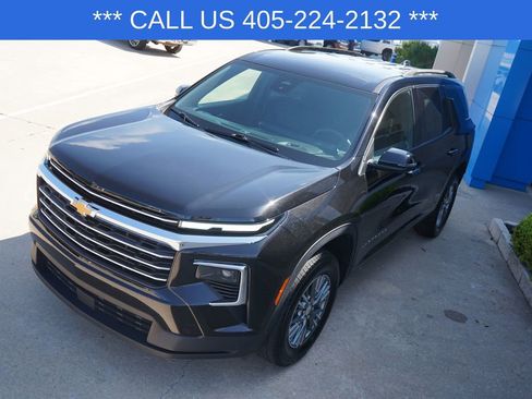 Used 2025 Chevrolet Traverse LT FWD image 14